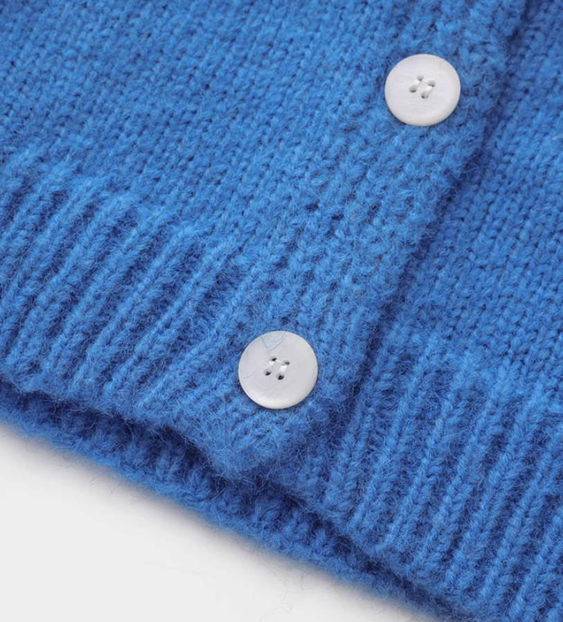 Sanfte, lockere Strickjacke mit Rundhalsausschnitt ED0408