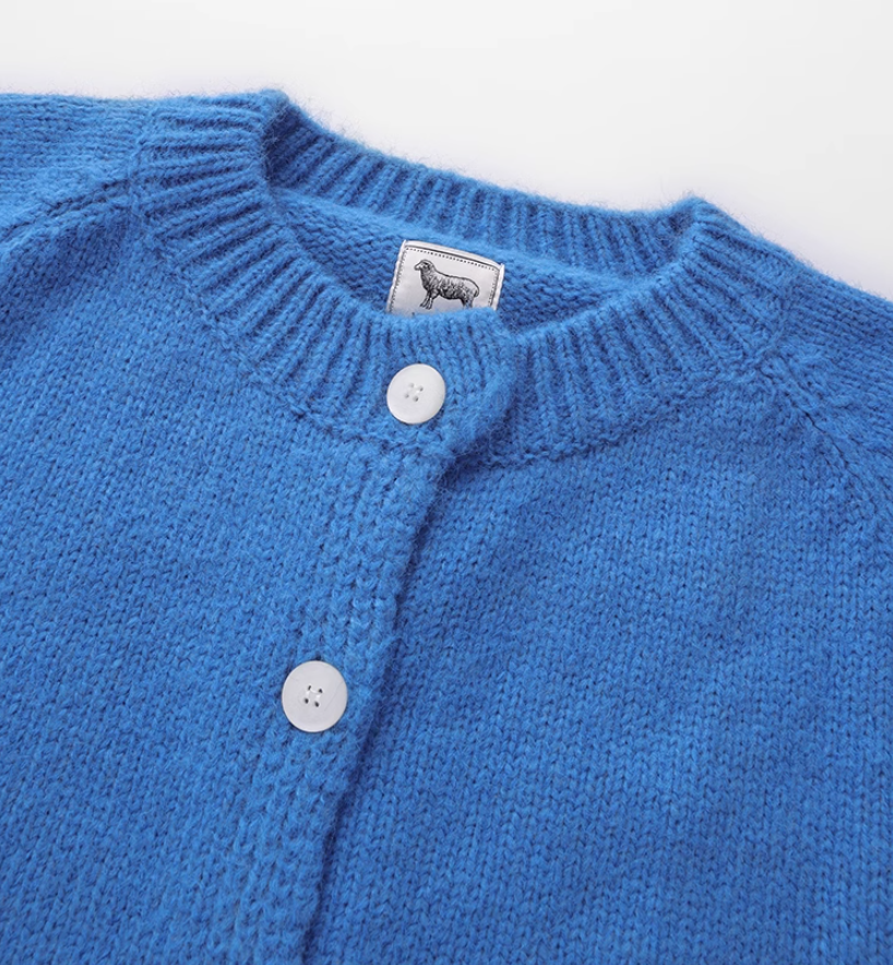 Sanfte, lockere Strickjacke mit Rundhalsausschnitt ED0408