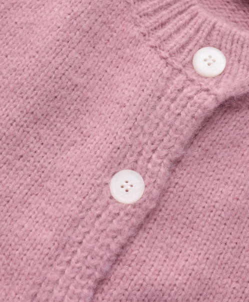 Sanfte, lockere Strickjacke mit Rundhalsausschnitt ED0408