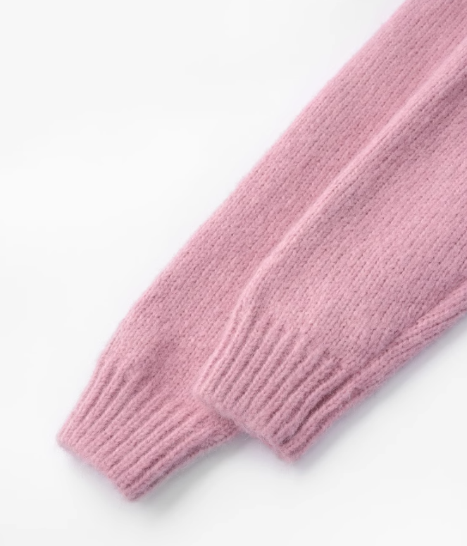 Sanfte, lockere Strickjacke mit Rundhalsausschnitt ED0408