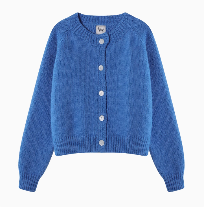 Sanfte, lockere Strickjacke mit Rundhalsausschnitt ED0408