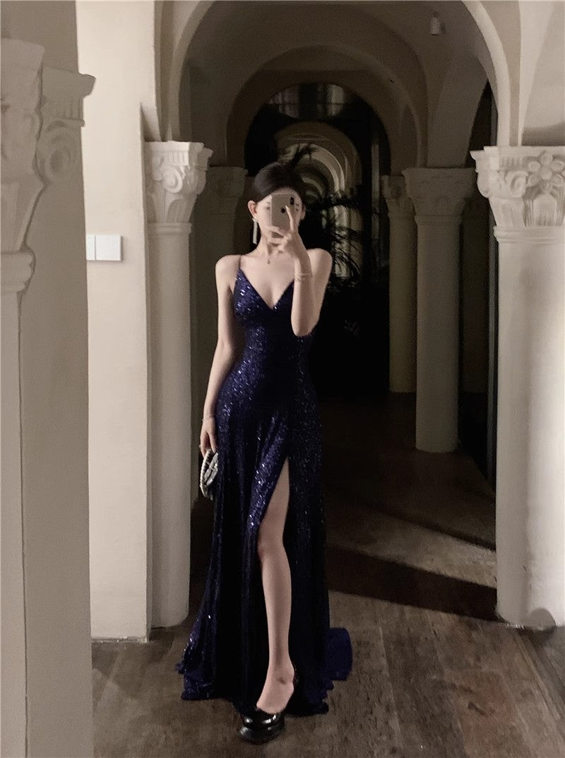 Marineblaues langes Ballkleid mit Spaghettiträgern und V-Ausschnitt und Pailletten, Abendkleid für die Abschlussfeier von Erwachsenen ED0426