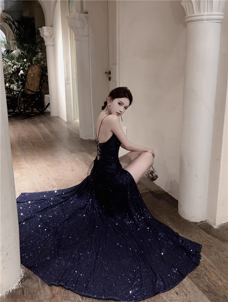 Marineblaues langes Ballkleid mit Spaghettiträgern und V-Ausschnitt und Pailletten, Abendkleid für die Abschlussfeier von Erwachsenen ED0426