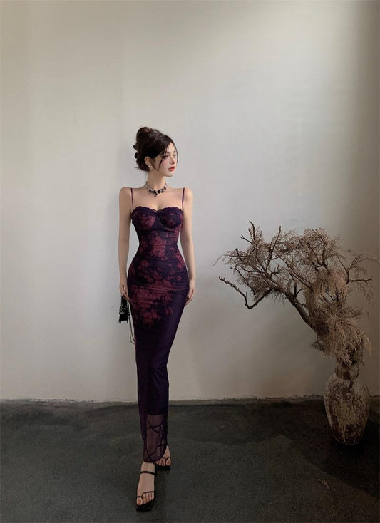 Lila rückenfreier Strumpfhalter-Hüftrock aus bedruckter Spitze ED0427