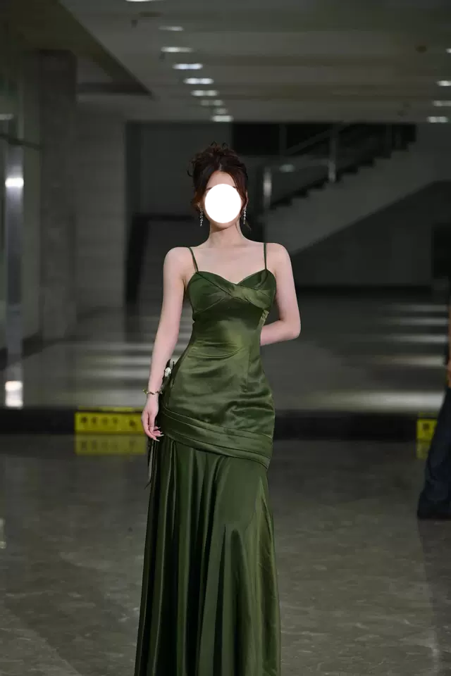 Französisches rückenfreies grünes Satin-Unterkleid ED0430