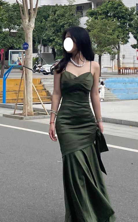 Französisches rückenfreies grünes Satin-Unterkleid ED0430