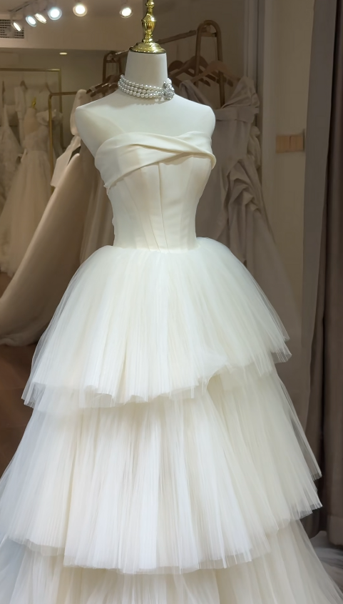 Timeless Strapless Ball Gown Simple Tulle Wedding Dresses Ivory Bridal Gowns ED04429