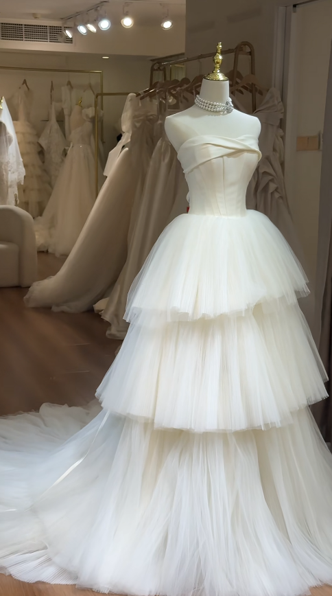Timeless Strapless Ball Gown Simple Tulle Wedding Dresses Ivory Bridal Gowns ED04429