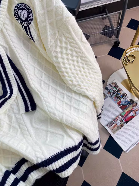 Pull doux à col bleu marine style preppy ED0461