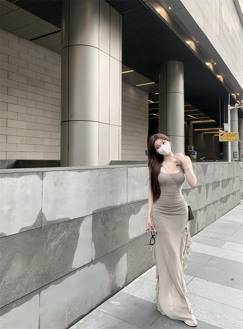Slim Fit Langes Kleid aus Netzstoff mit fliegenden Ärmeln und unregelmäßigem Saum ED0465