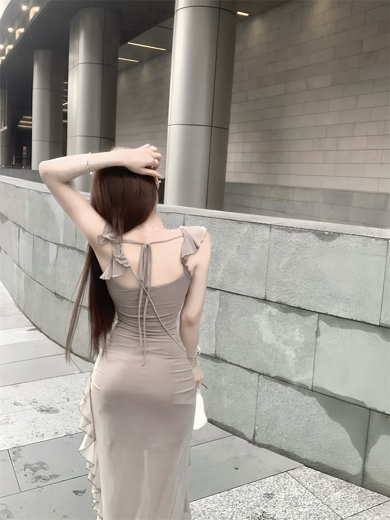 Slim Fit Langes Kleid aus Netzstoff mit fliegenden Ärmeln und unregelmäßigem Saum ED0465