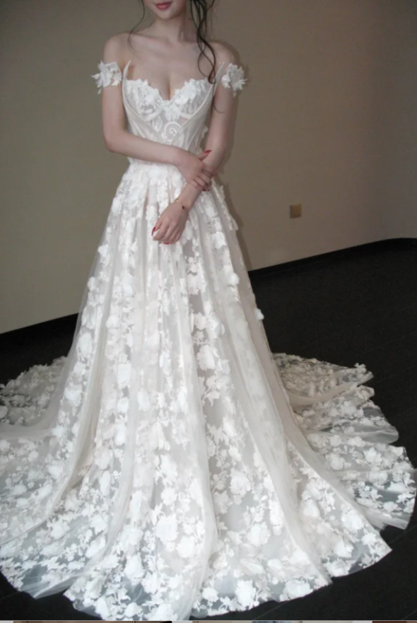 Gorgeous Off-the-shoulder A-Line Long Wedding Dresses Tulle Applique Sleeveless Bridal Gowns Ivory Bridal Dresses ED04811