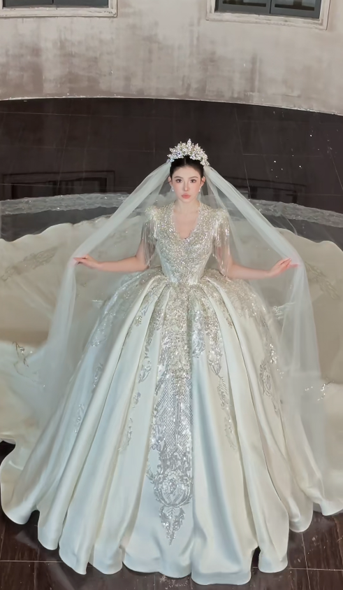 Luxury V-neck Ball Gown Long Wedding Dresses Short Sleeve Bridal Gowns Beaded Satin Bridal Dresses ED04814