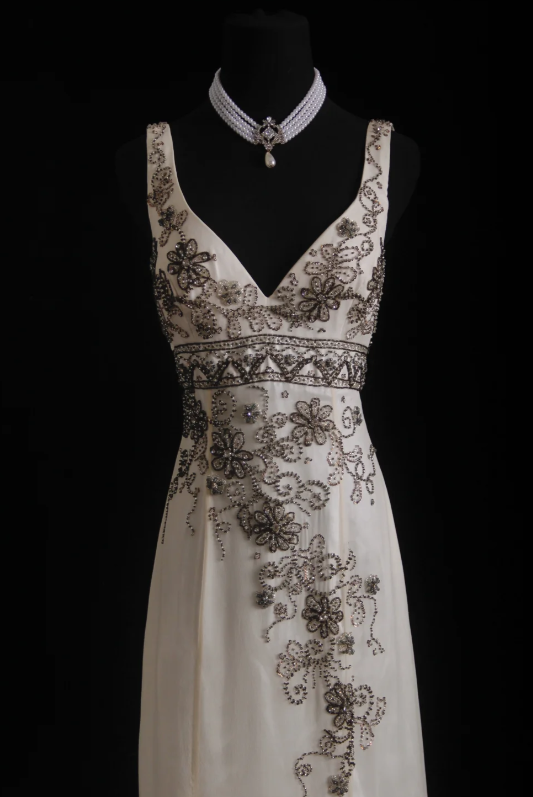 Elegant V-neck Sheath Beige Long Prom Dresses Beaded Chiffon Open Back Evening Dresses ED05025