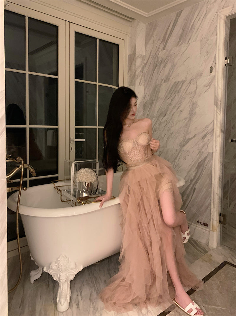 Französisches Kleid aus schwerer Netzspitze mit unregelmäßigem Schlitz und Tube-Top ED0526