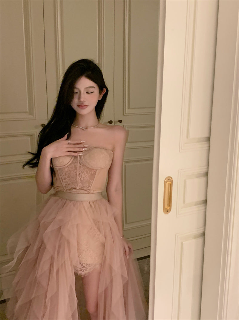 Französisches Kleid aus schwerer Netzspitze mit unregelmäßigem Schlitz und Tube-Top ED0526