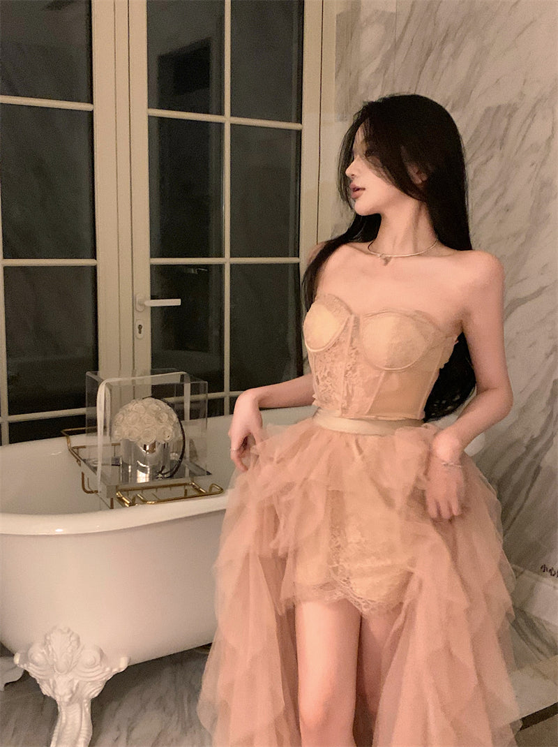 Französisches Kleid aus schwerer Netzspitze mit unregelmäßigem Schlitz und Tube-Top ED0526