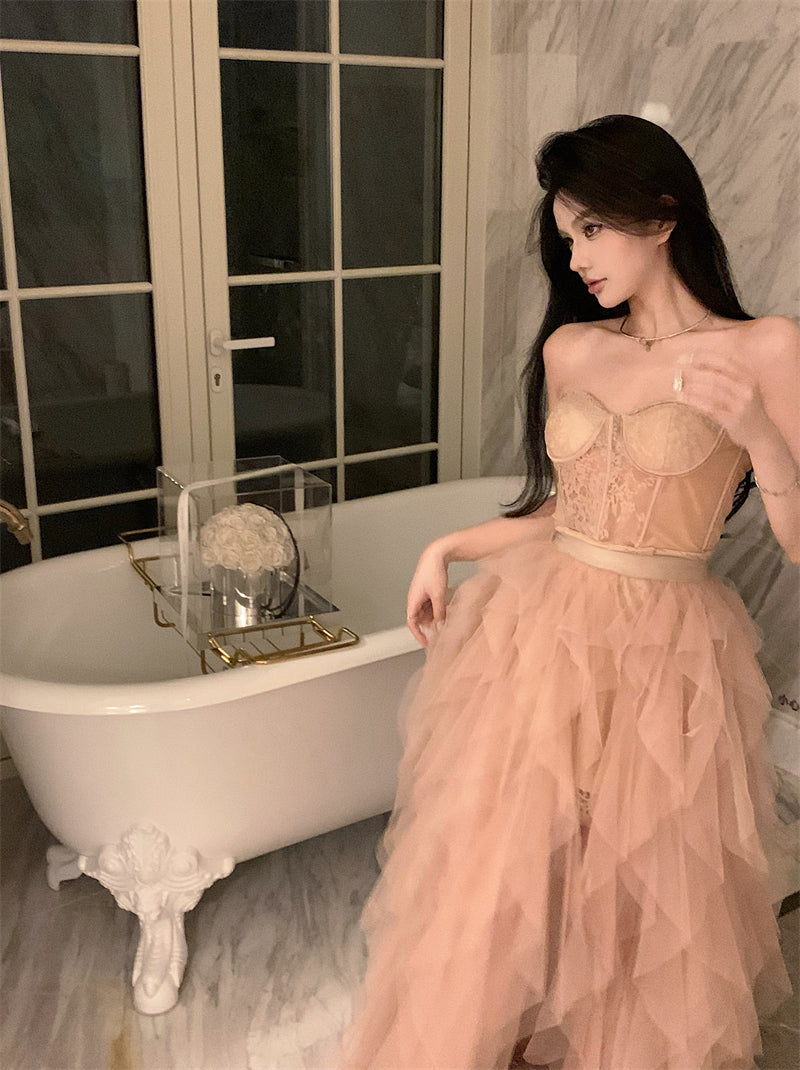 Französisches Kleid aus schwerer Netzspitze mit unregelmäßigem Schlitz und Tube-Top ED0526