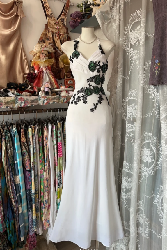 Elegant Sheath White Long Prom Dresses Halter Chiffon Appliques Birthday Dresses Sleeveless Formal Dresses ED05324