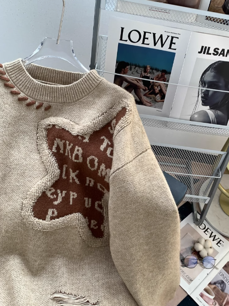 Oversize-Pullover im Retro-Stil mit langen Ärmeln und Rundhalsausschnitt ED0541