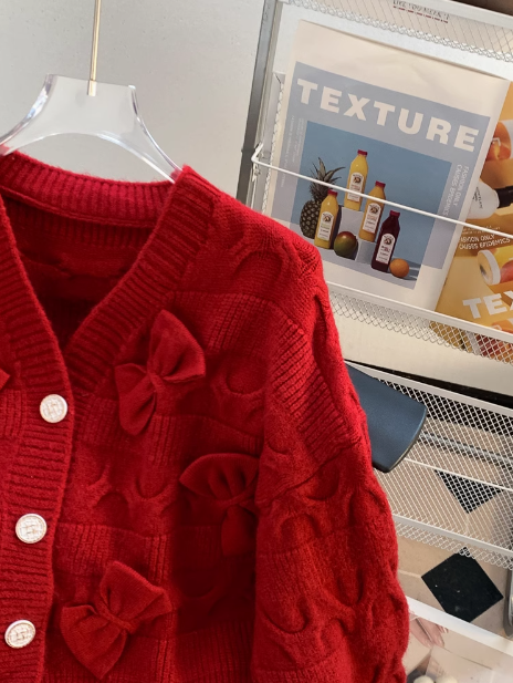 Roter Neujahrs-Strickjacke-Pullover mit Schleife ED0547