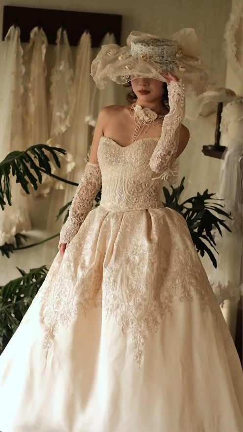 Vintage Sweetheart A-Line Long Wedding Dresses Satin Applique Light Champagne Bridal Dresses Sleeveless Gowns ED05587