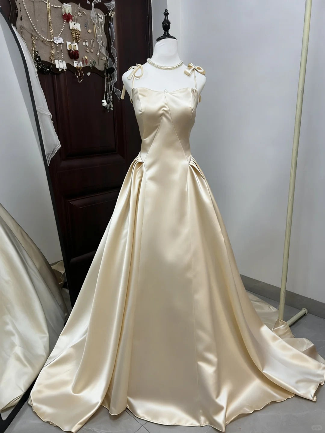 Gorgeous A-Line Champagne Long Prom Dresses Satin Spaghetti Straps Evening Dresses Sleeveless Birthday Dresses ED05715