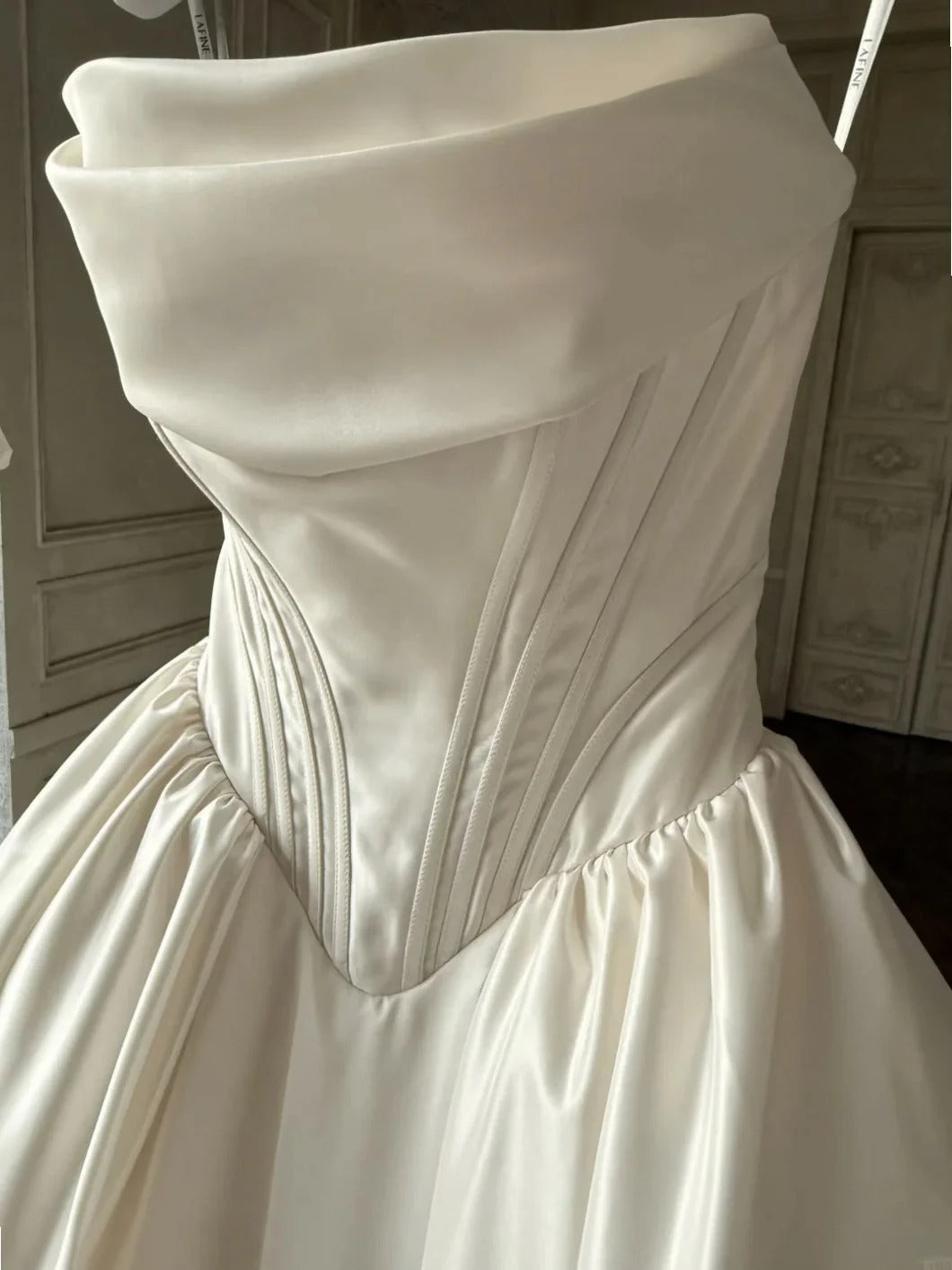 Fairy A-line Long Wedding Dresses Satin White Bridal Gowns Sleevless Strapless Bridal Dresses ED06015