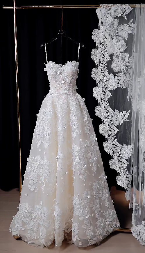 Timeless A-Line Long Wedding Dresses Lace Appliques White Bridal Gowns Strapless Bridal Dresses ED06141