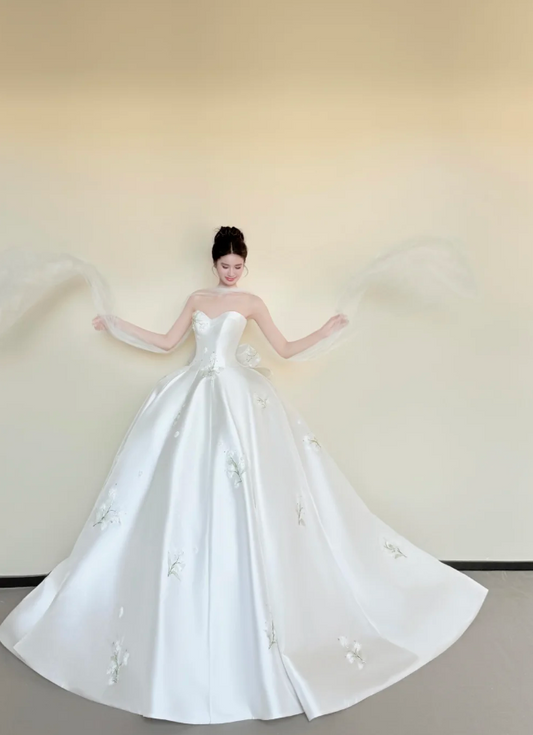 Chic A-Line White Long Wedding Dress Appliques Satin Sleeveless Bridal Dress Strapless Bridal Gowns ED06322