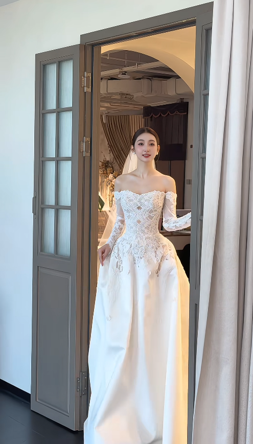 Elegant A-Line Long Wedding Dress Appliques Satin White Bridal Dress Off-shoulder Long Sleeves Bridal Gown ED06324