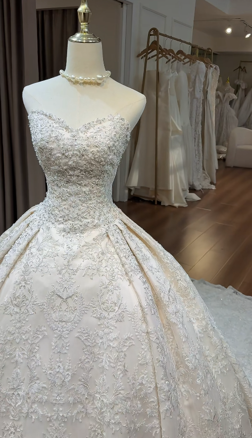 Elegant A-Line Long Wedding Dress Appliques Tulle Champagne Bridal Dress Sweetheart Sleeveless Bridal Gown ED06325