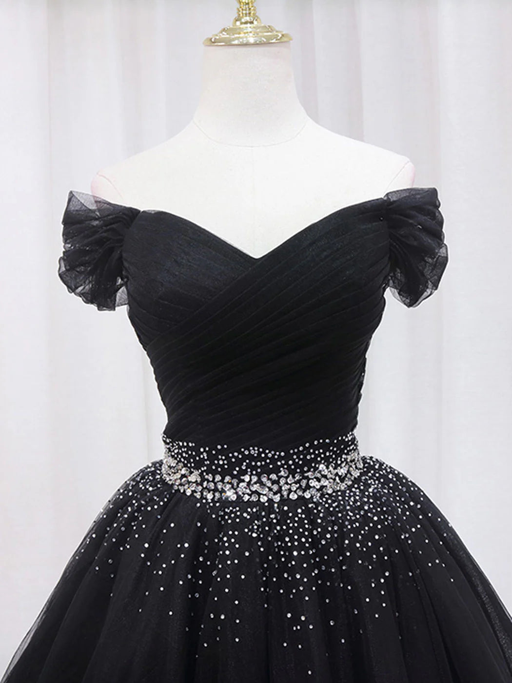 Robe de bal courte noire à col en V et paillettes ED0634
