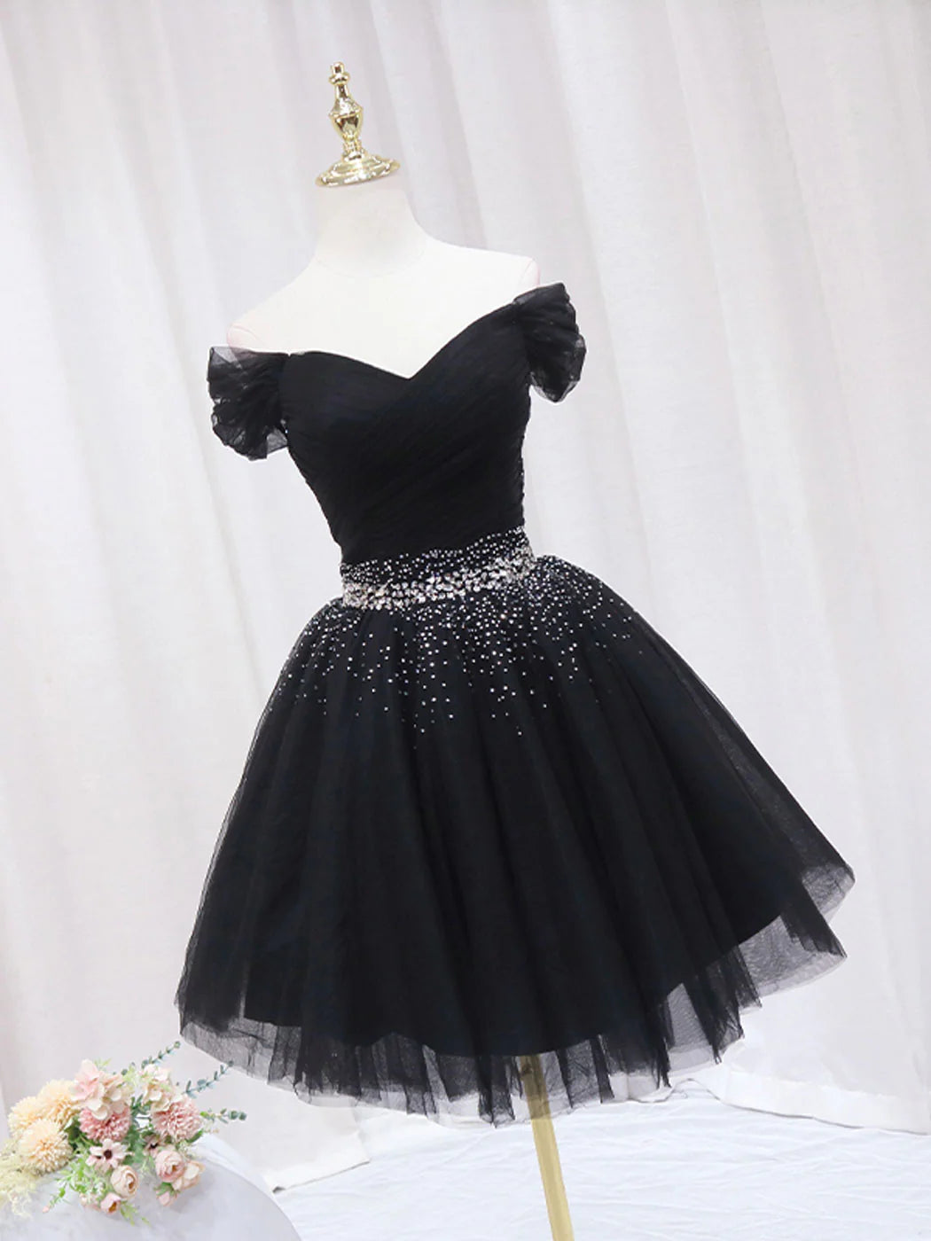Robe de bal courte noire à col en V et paillettes ED0634
