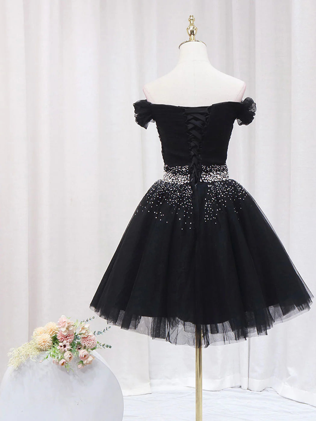 Robe de bal courte noire à col en V et paillettes ED0634