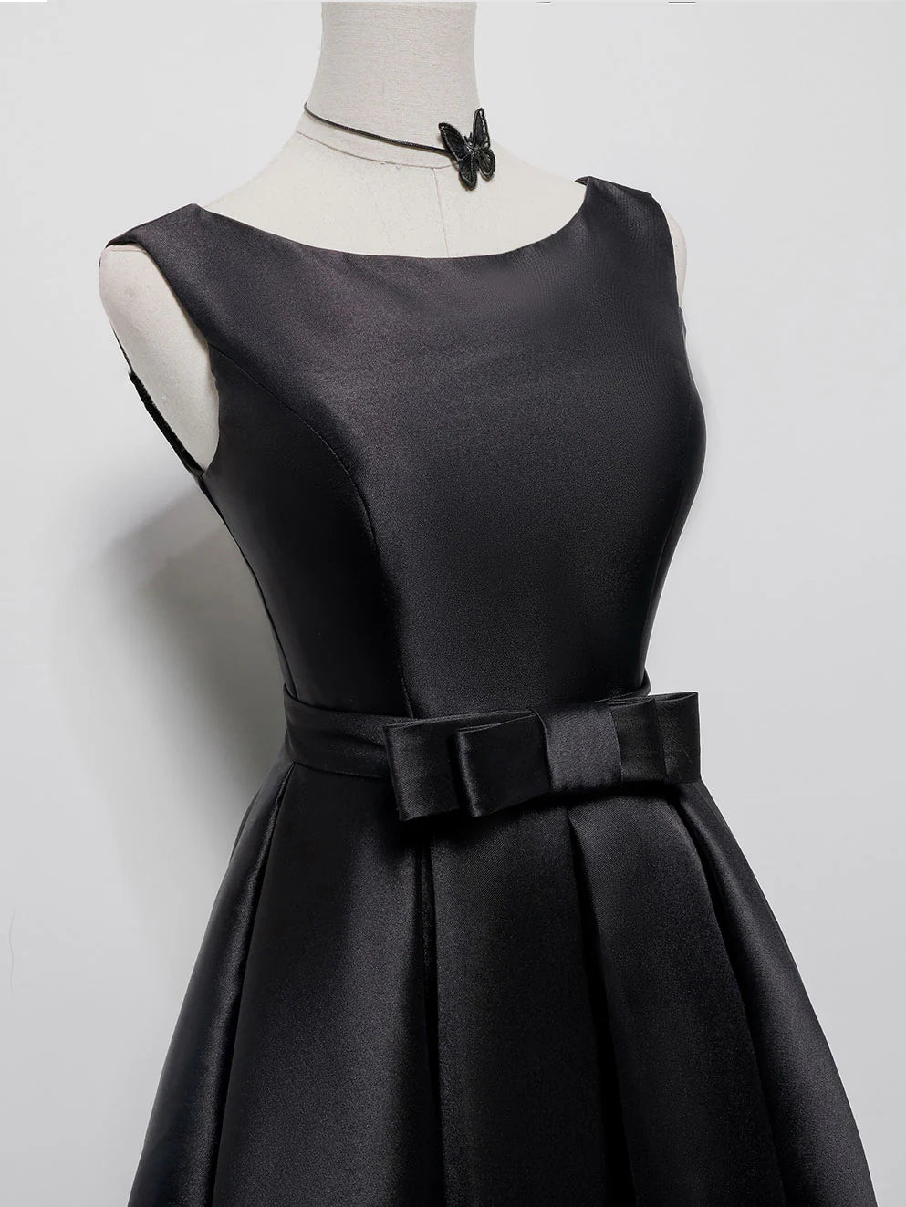 Schlichtes A-Linien-Satin-Kurzballkleid in Schwarz, Schwarzes Homecoming-Kleid ED0637