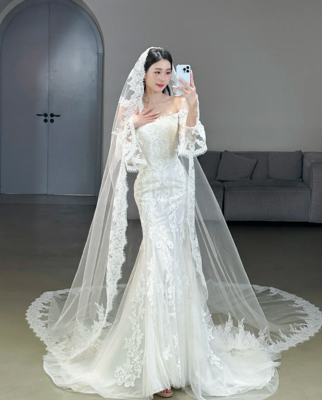 Elegant Memraid Long Wedding Dress Appliques Tulle White Bridal Gowns Off-shoulder Long Sleeves Bridal Dress ED06429