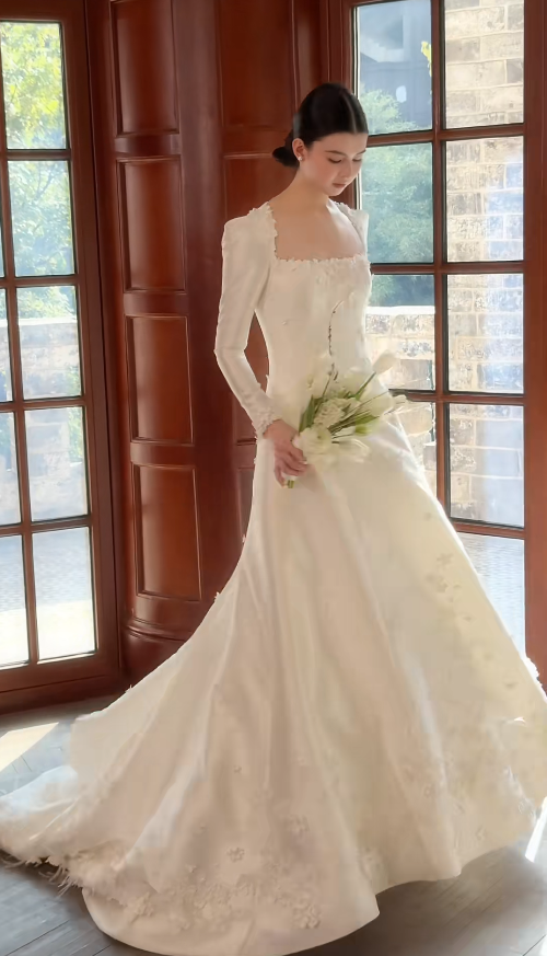 Elegant A-Line Long Wedding Dress Applique Satin White Bridal Gowns Square Neck Long Sleeves Bridal Dress ED06430