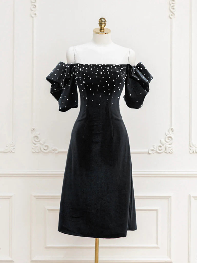 Schwarzes schulterfreies, kurzes Ballkleid aus Samt mit Perlen, schwarzes Abendkleid ED0649