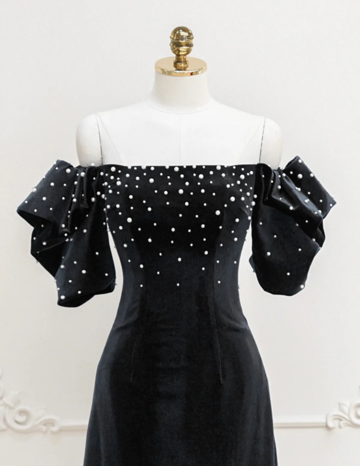 Schwarzes schulterfreies, kurzes Ballkleid aus Samt mit Perlen, schwarzes Abendkleid ED0649