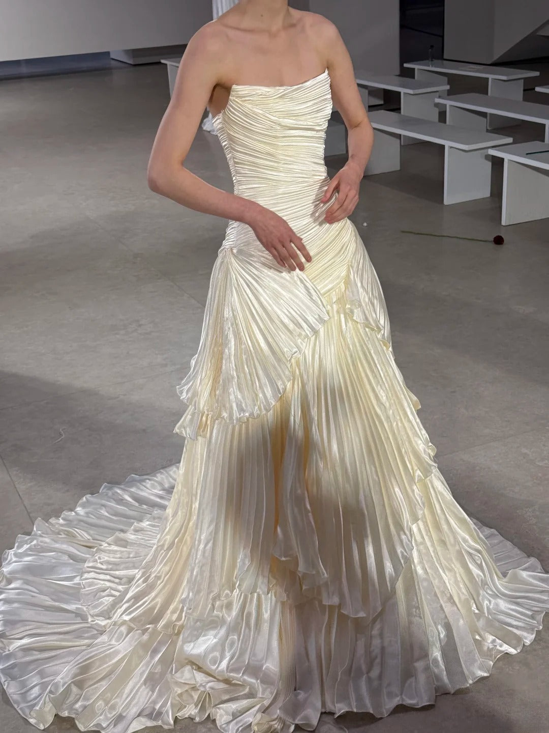 Luxury A-Line Long Wedding Dress Satin Organza Strapless White Bridal Gowns Sleeveless Bridal Dress ED06510