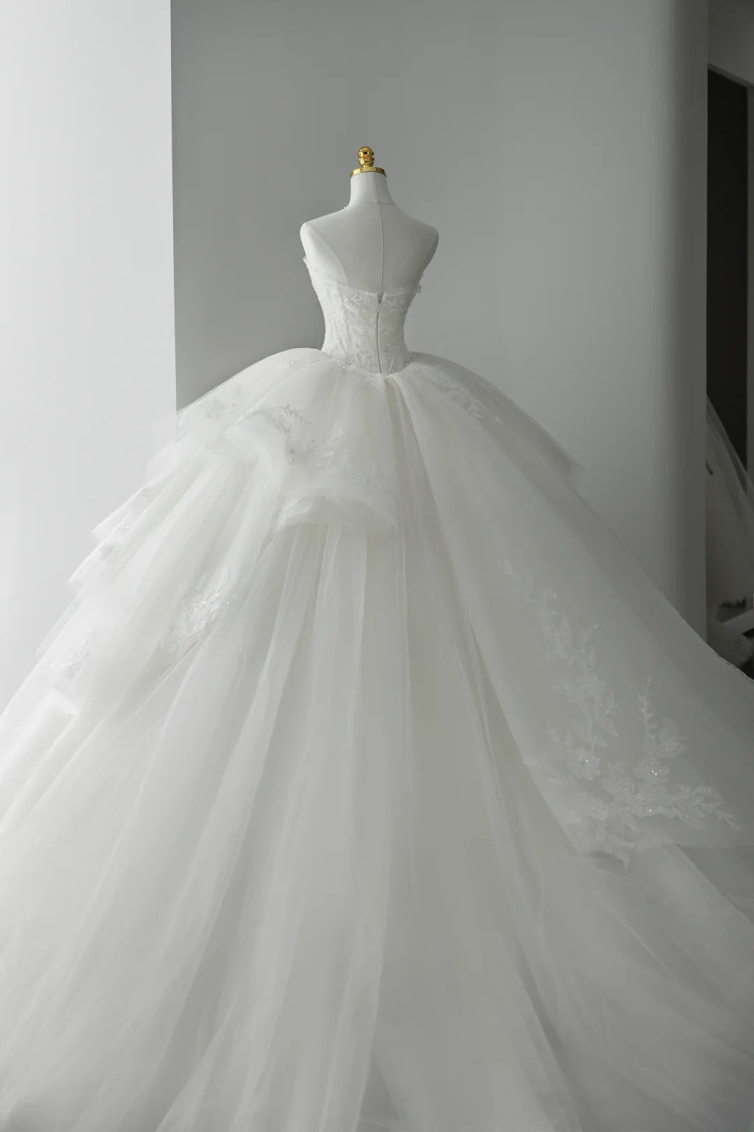 Luxury Ball Gown Long Wedding Dress Tulle Strapless White Bridal Gowns Sleeveless Bridal Dress ED06511