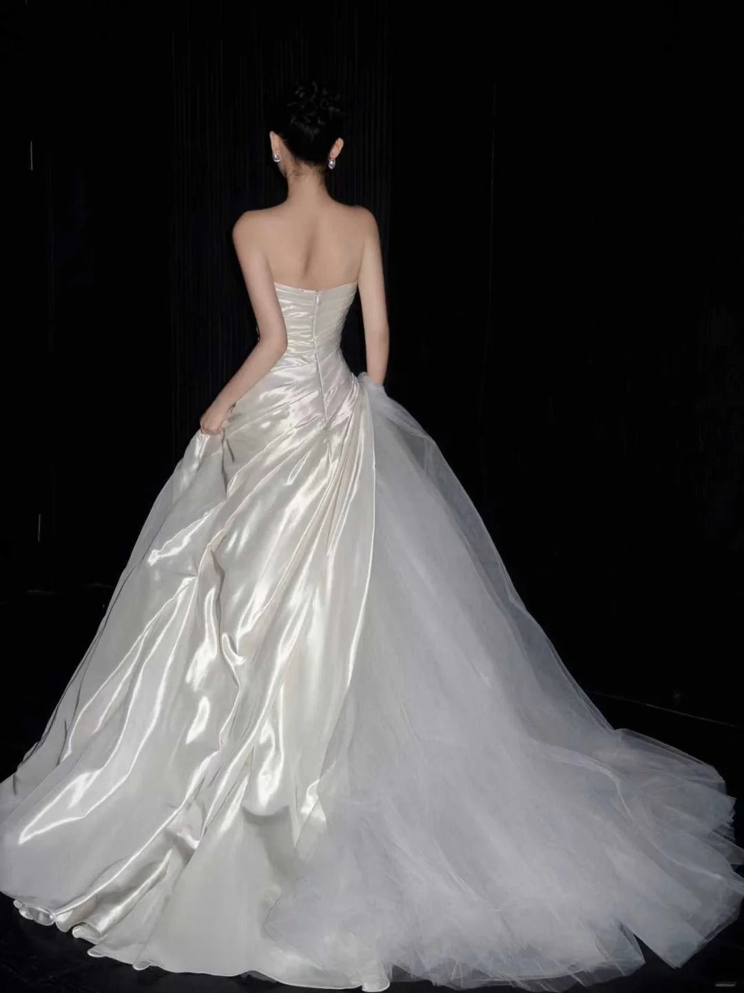 LuxuryA-Line Long Wedding Dress Tulle Strapless White Bridal Gowns Sleeveless Bridal Dress ED06513