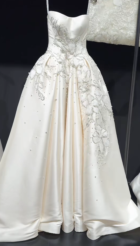 Elegant White Wedding Dress Strapless A-Line Long Bride Gowns Satin Embroidered Sleeveless Brides Dress ED06723