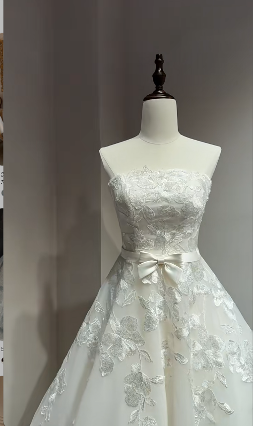 Elegantes langes weißes Brautkleid in A-Linie, trägerlos, mit Tüllstickerei, Modell ED07241