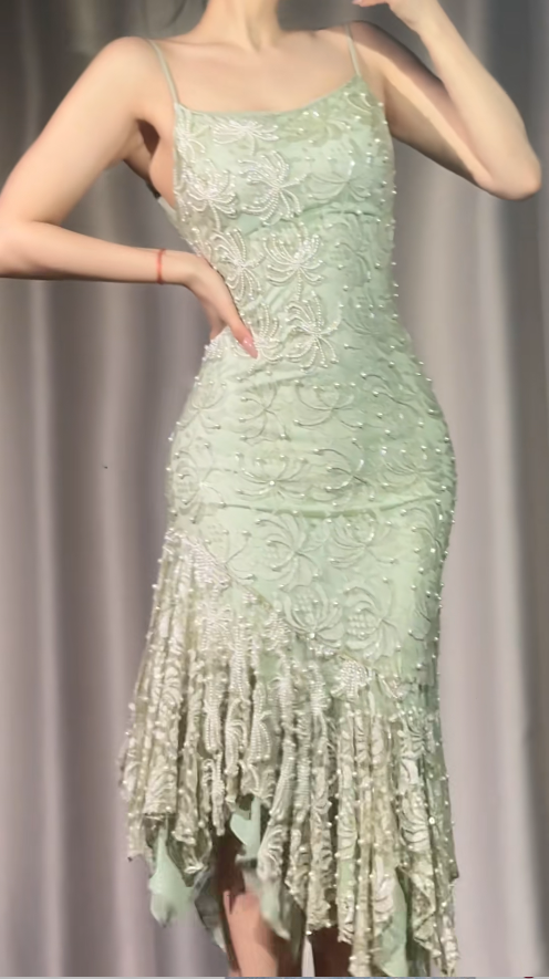Robe de bal longue verte tendance en mousseline perlée à fines bretelles, coupe fourreau, référence ED07269