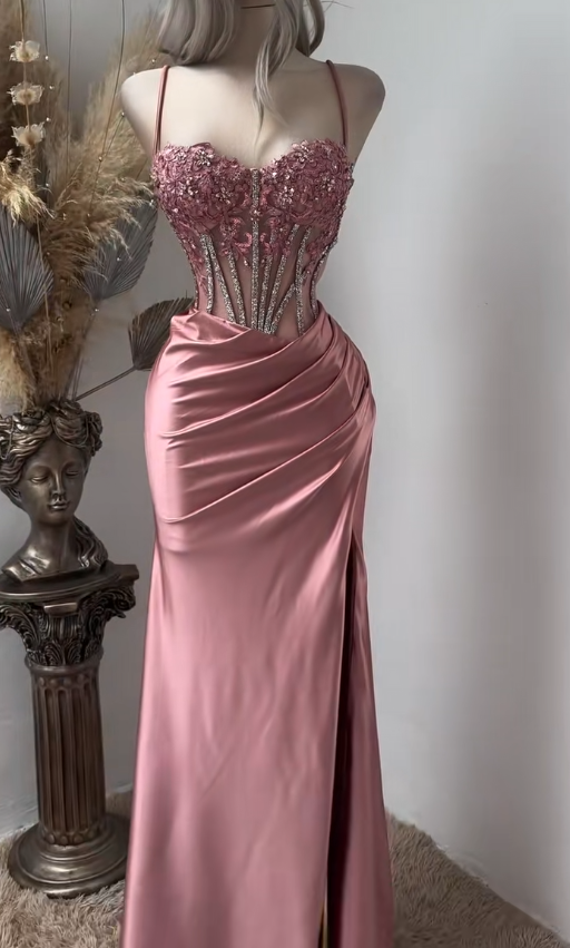 Magnifique robe de bal longue rose en satin perlé, bretelles spaghetti, coupe fourreau et fente ED07287