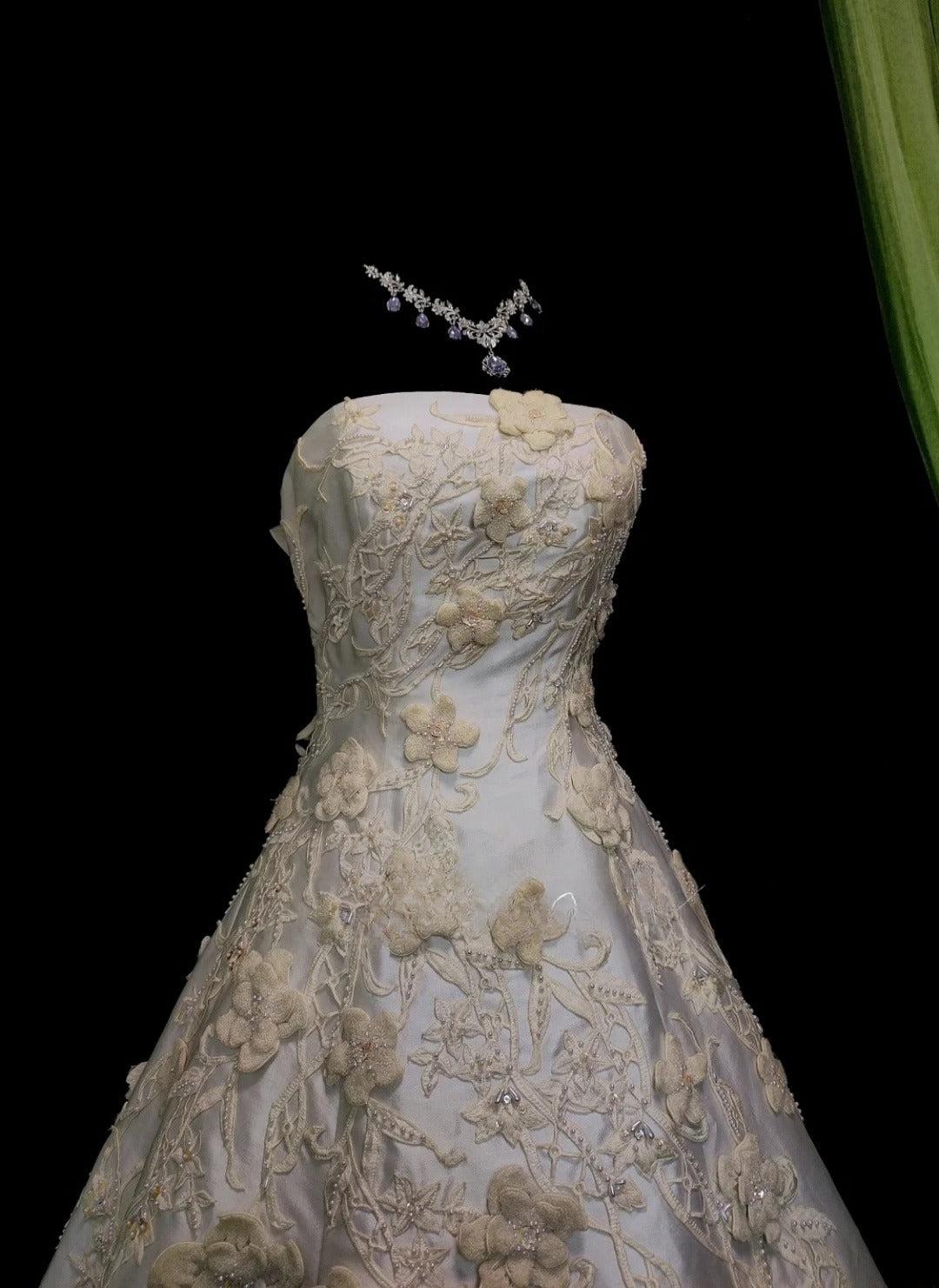 Robe de mariée longue blanche élégante sans bretelles, ornée d'appliques en satin, coupe trapèze, sans manches, référence ED07313
