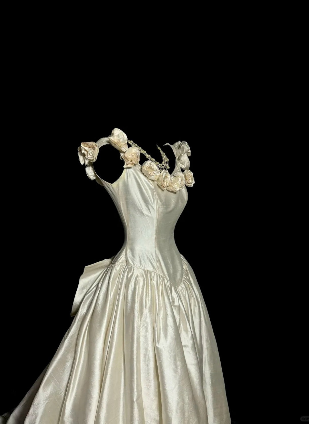 Robe de bal longue couleur champagne, coupe trapèze, col rond, satin, sans manches, idéale pour un anniversaire (ED07318)