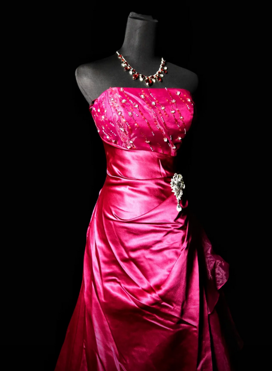 Robe de soirée élégante en satin rose, coupe trapèze, sans bretelles, référence ED07389